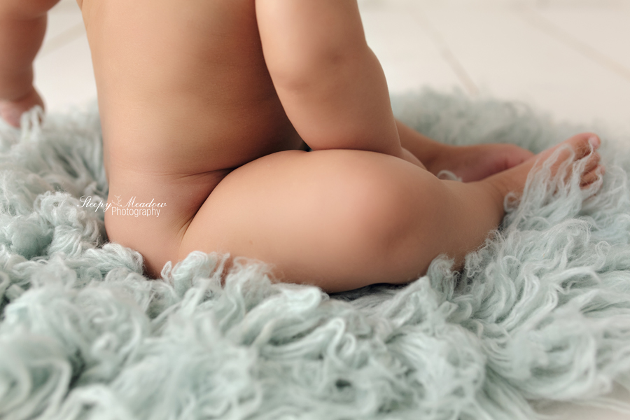 Chubby baby thigh pictures on blue flokati rug at Sleepy Meadow Photography.