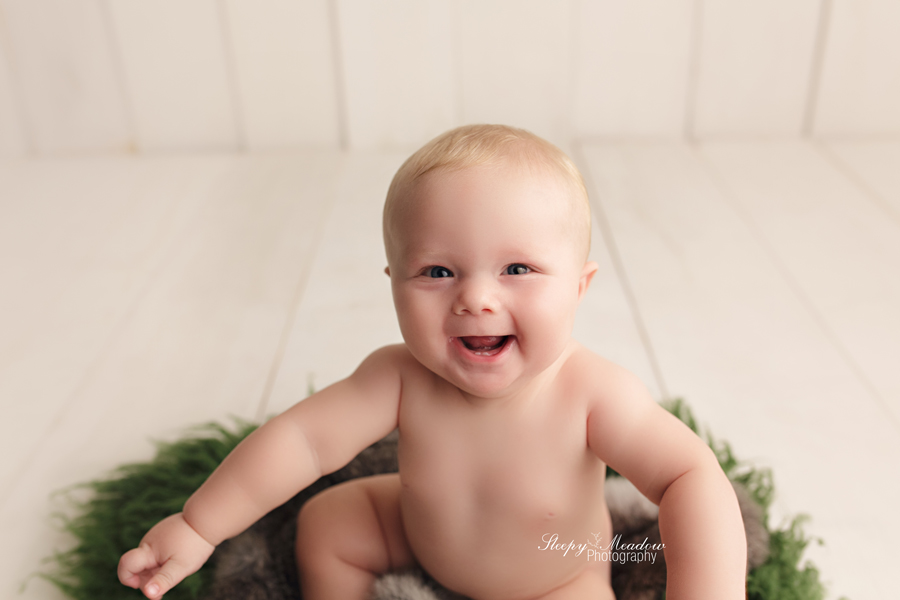 Smiling 6 month milestone baby pictures with Sleepy Meadow Photography of Waukesha