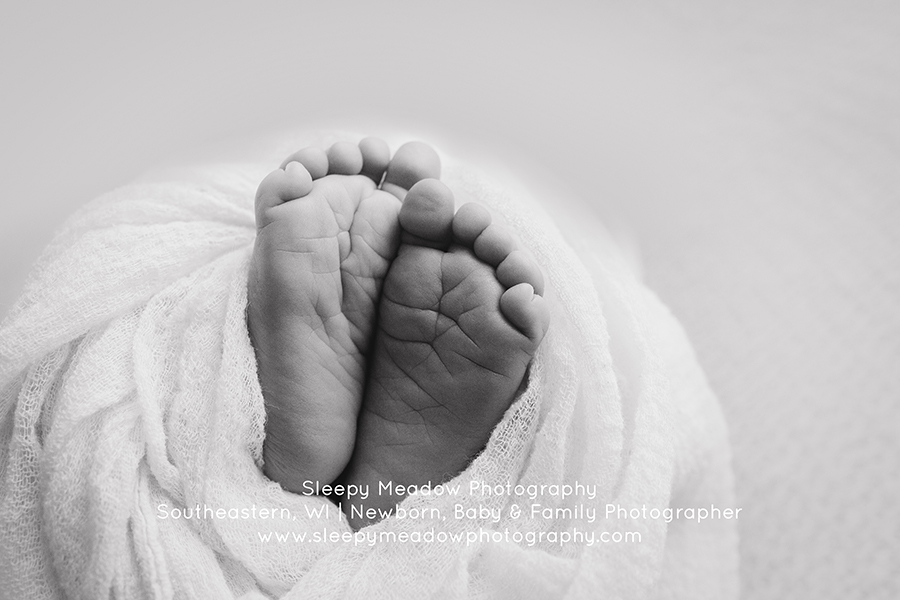 baby feet newborn photography