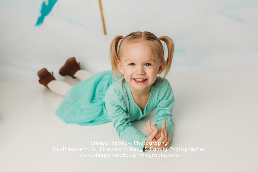 Adorable holiday mini session in Brookfield, WI by Sleepy Meadow Photography